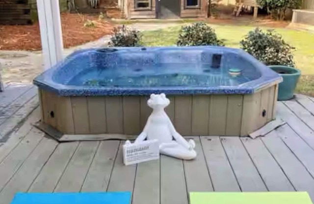 Charming, bungalow + hot tub in NODA district of Charlotte. 10 min f/uptown.