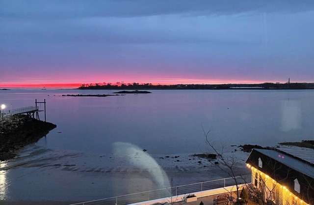 Charming bungalow in amazing City Island The Bronx with water view