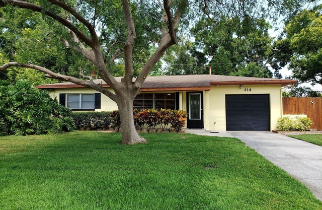 Charming Bungalow w/Heated Pool - 10 min to beach