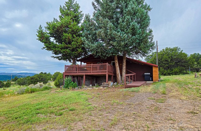 Charming cabin close to activities with spacious deck and great views