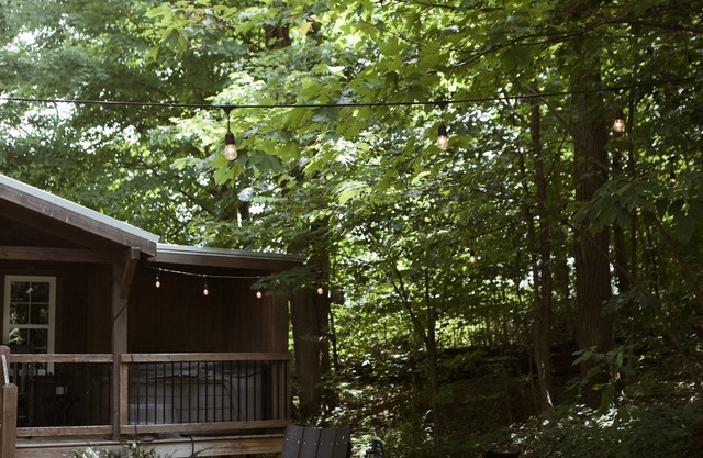 Charming cabin for 2, with private hot tub and peaceful creek