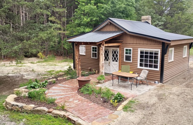 Charming cabin get away w/walk-in shower, kitchenette, AC/heat, WiFi