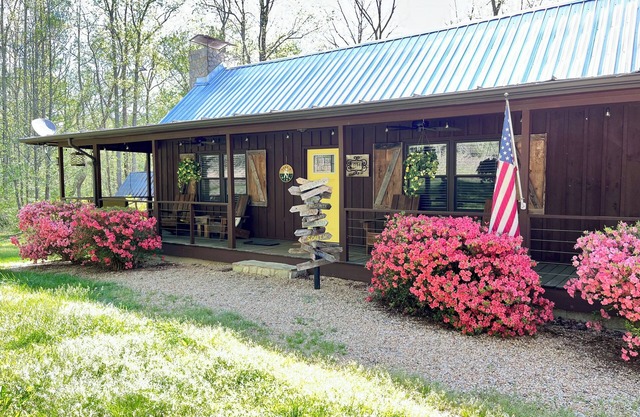 Charming Cabin + Hot Tub ~ Lake James & Linville Gorge ~ Pet-Friendly + Wi-Fi!