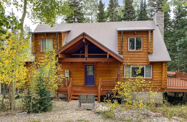 Charming cabin in quiet location with fireplace, W/D & primary & guest lofts