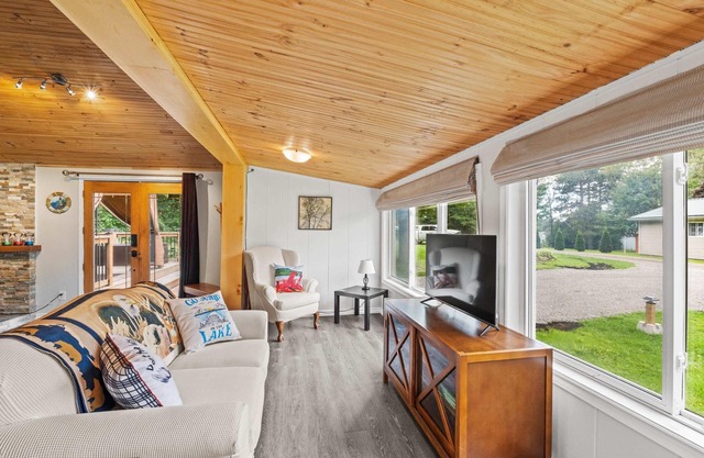 Charming Cabin w Large Yard—Near Rideau Lakes