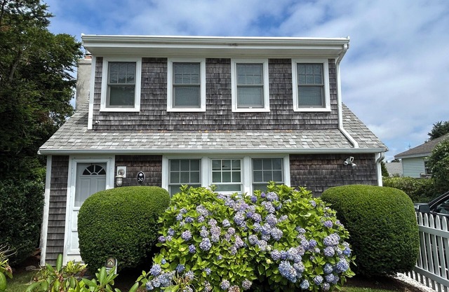 Charming Cape Cottage - 4 houses from Great Bay's sandy Beach!