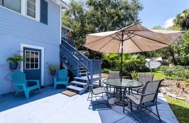 Charming Carriage House near Historic Canal Street, Minutes to the Beach!