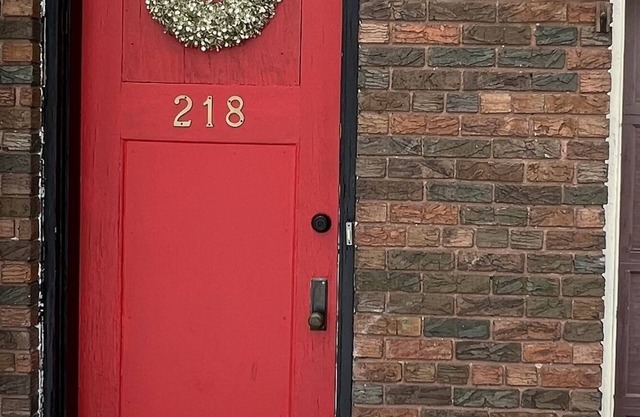 Charming Carriage House near VanderVeer Park