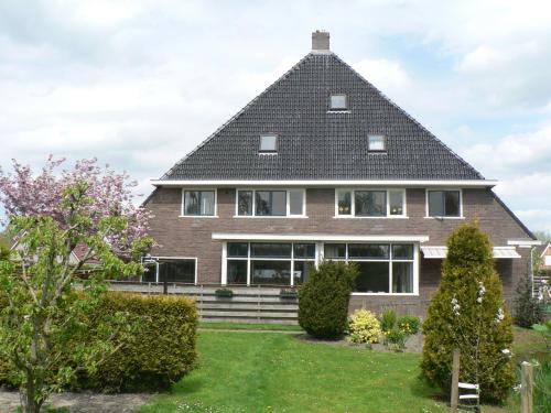Charming Castle in Serrières-en-Chautagn with Pool
