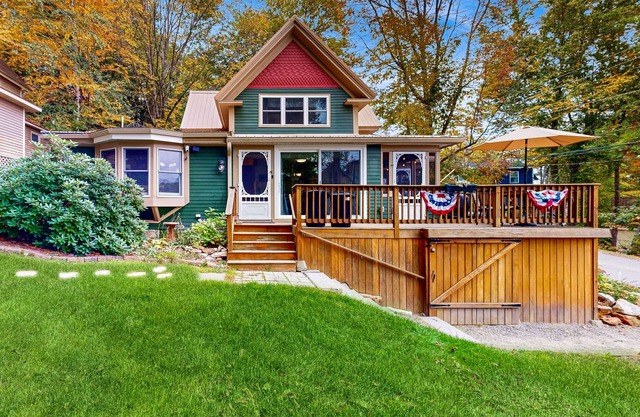 Charming centrally located cottage, screened in porch and walk to lake
