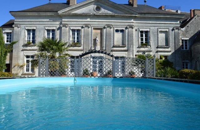 Charming Chateau with Pool, 4 Bedrooms, Near Loire Castles and Zoo
