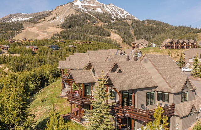 Charming Chalet! Amazing Views, Ski-In/Ski-out, Hot Tub, 7 Min Drive to Resort!