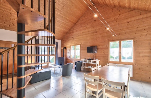 Charming Chalet Le Martinet with Pool Access