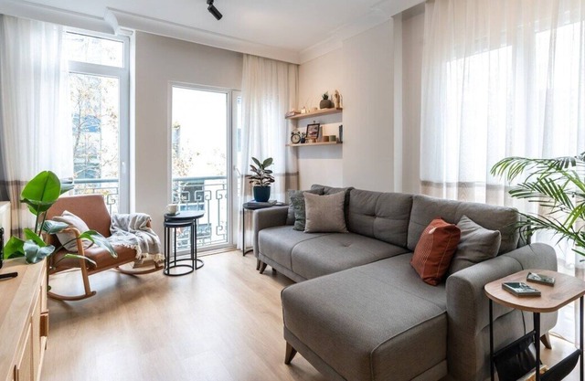Charming City Apt - near Axis Mall
