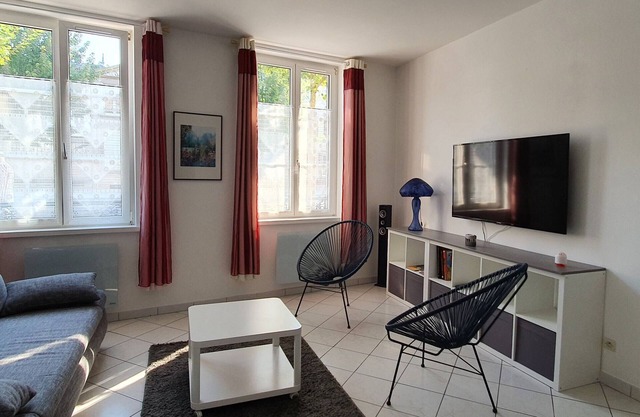 Charming City-Center Apartment with Modern Amenities and Nearby Attractions
