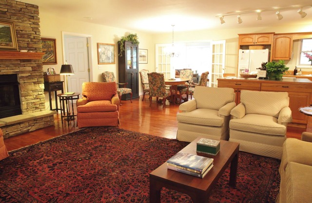 Charming, Clean & Comfortable 2-bedroom home in scenic Mills River!