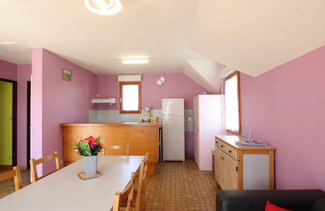 Charming Coastal Home: WiFi, Baby Gear, Pet-Friendly, BBQ, Near Beach