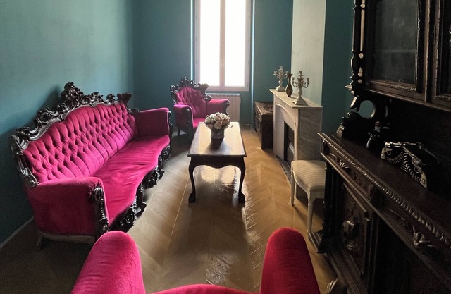 Charming Complete Apartment in the Historic Old Port Lympia, Nice. WIFI