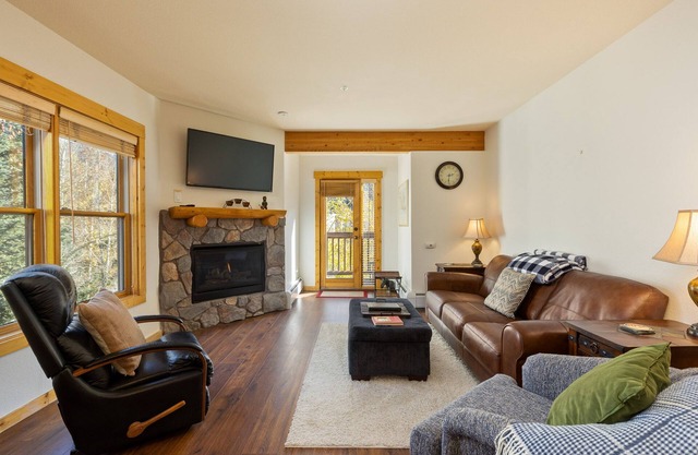 Charming Condo w/Incredible Views/Walk to the Slopes/Access to Shared Hot Tubs