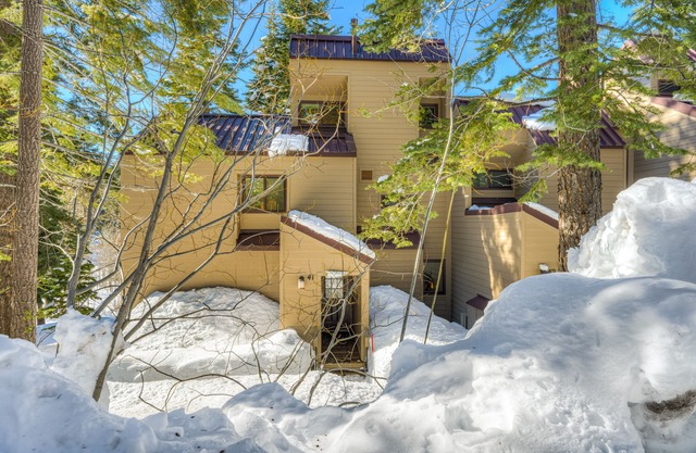 Charming Condo w/Shared Hot Tub, Pool, Resort Amenities - Close to Ski & Beach