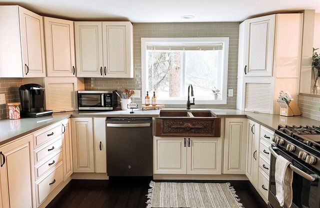 Charming & Convenient Home WITH HOT TUB
