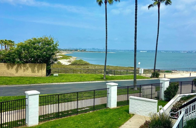 Charming Coronado Condo with Pool and jacuzzi, Walk to beach!