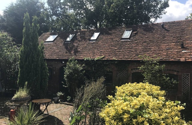 Charming cosy country cottage, barn conversion with private garden.Pets welcome