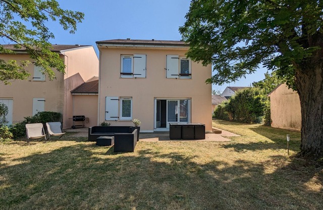 Charming Cottage in Ouzouer-sur-Loire: 4BR, Garden, Near Loire & Forest