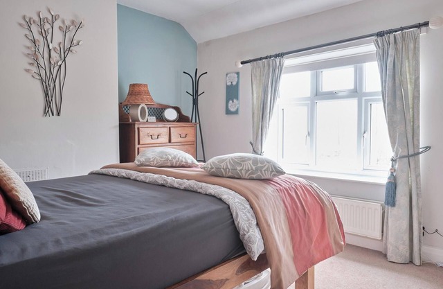 Charming cottage by a stream with trails from the doorstep in the peak district