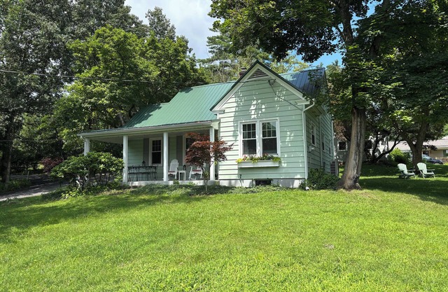 Charming cottage close to Juniata College overlooking historic Huntingdon