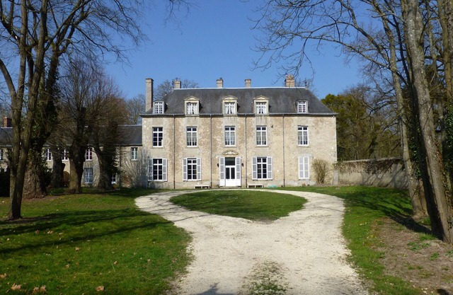 Charming cottage in 18th century castle near Paris and Orleans