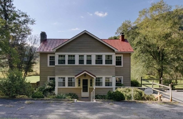 Charming Cottage in the Village of Warm Springs with Warm Thermal Spring