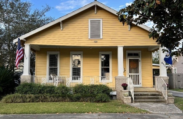 Charming cottage in downtown historic district
