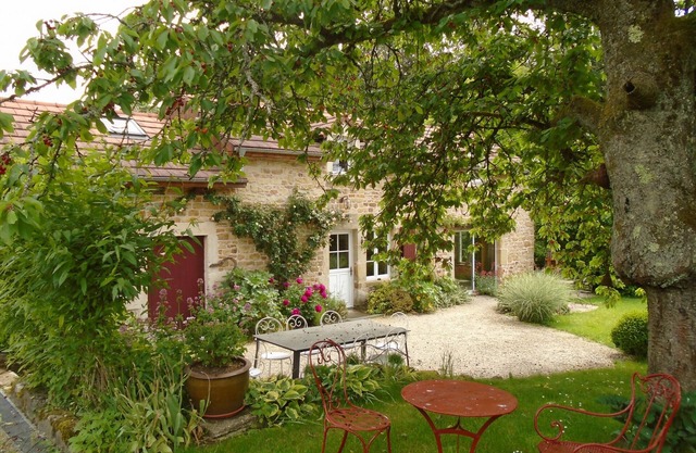 Charming Cottage in Tranquil Village with Lush Gardens