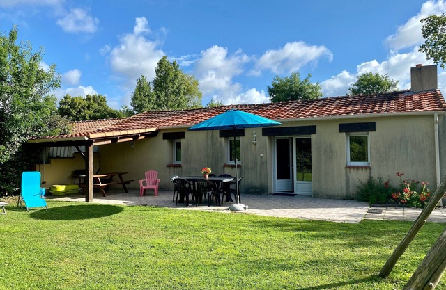 Charming Cottage in Frossay: Countryside, Family-Friendly, Wi-Fi, Garden, Terrace, Near Pornic