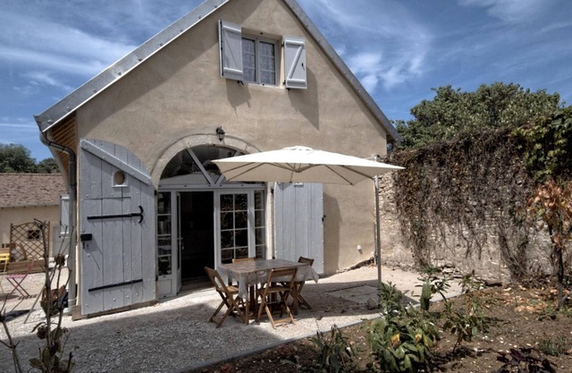 Charming cottage in Montagney with terrace and park, pets allowed, private parking
