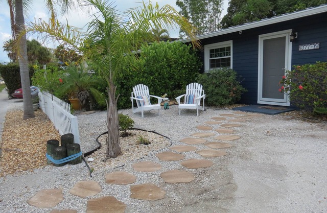Charming cottage in quiet area, close to beach & bay.
