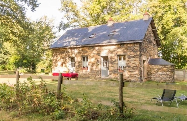 Charming Cottage in Verdant Park with Modern Amenities & Family Activities
