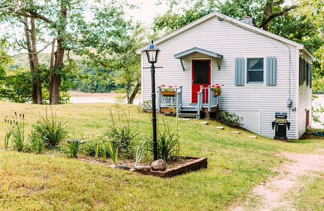 Charming cottage located on peaceful Lake Bomoseen
