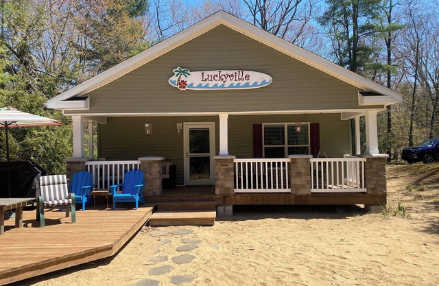 Charming Cottage Luckyville with access to Lake Michigan