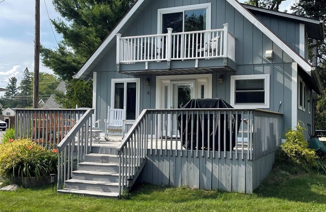Charming cottage on Crooked Lake - the ideal retreat for families & friends!