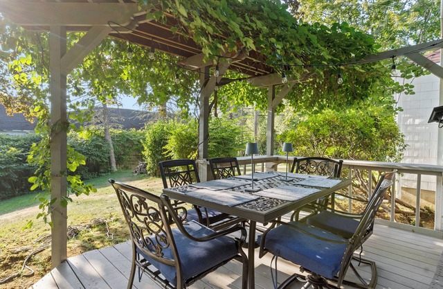 Charming Cottage on Freshwater Pond in Charlestown