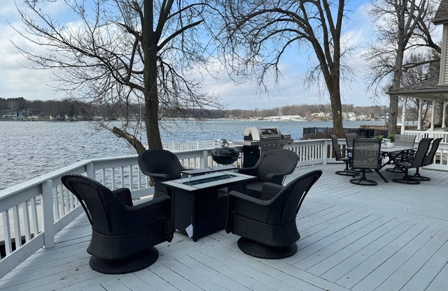 Charming Cottage on Lake Shafer-optional Pontoon! Screened gazebo and swim deck!