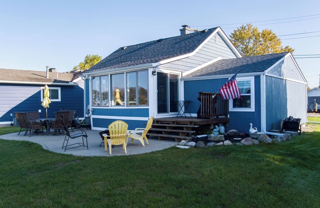 Charming cottage right on the canals of Lake St. Clair!