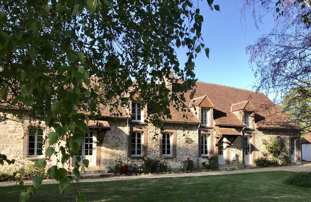 Charming cottage, sleeps 12, nestled in 3.7 hectares of greenery