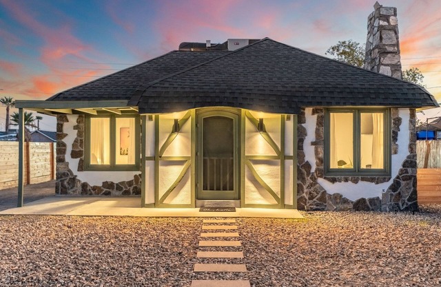 Charming Cottage - Storybook Style - Near Downtown Phoenix!