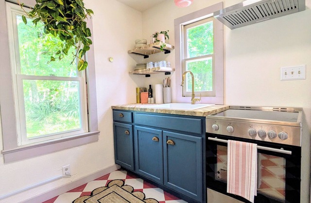 Charming Cottage with a View. Low Cleaning Fee. nClose to Fort Leonard Wood.