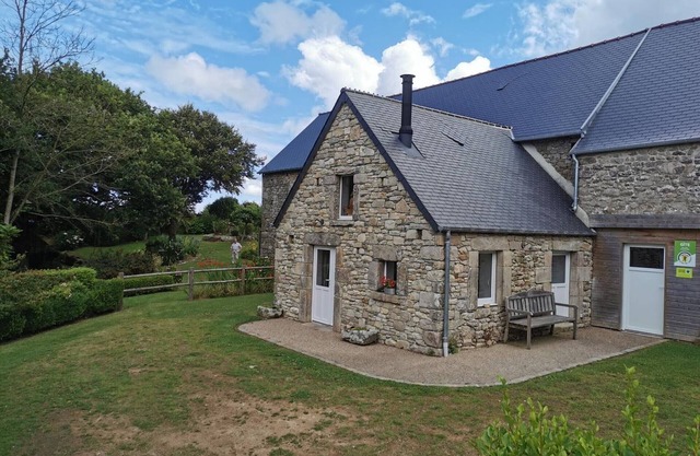 Charming Cottage with Garden, Near the Beach, WiFi, and Family-Friendly Amenities