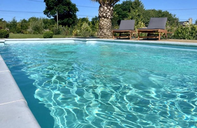Charming cottage with garden and heated pool, pets allowed