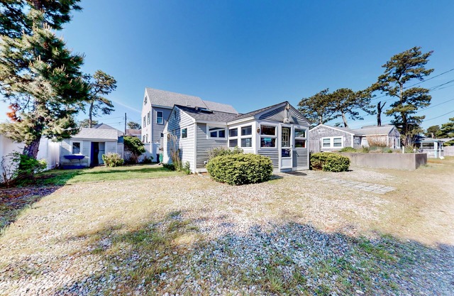 Charming cottage with private W/D, wifi + minutes to beach